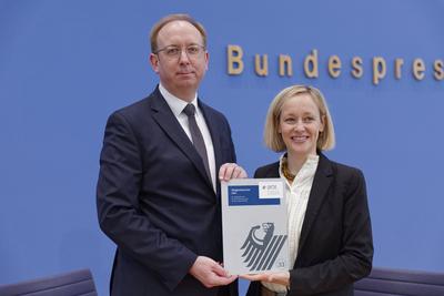 T?tigkeitsbericht Datenschutzbeauftragte-stock-foto