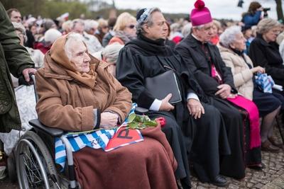 Ravensbrueck 71 Jahrestag Befreiung Frauen Konzentrationslager Mehrere hundert Menschen kamen zur F-stock-foto