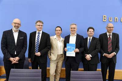 Timo Wollmersh?user, Stefan Kooths, Geraldine Dany-Knedlik, Torsten Schmidt, Oliver Holtem?ller, Klaus Weyerstra?-stock-foto
