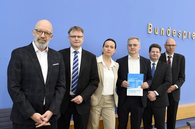 Timo Wollmersh?user, Stefan Kooths, Geraldine Dany-Knedlik, Torsten Schmidt, Oliver Holtem?ller, Klaus Weyerstra?-stock-foto