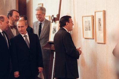 Wladimir Putin, Pr?sident Russische F?rderation (3.v.L.) und Gerhard Schr?der (R), Bundeskanzler, besichtigen die sog.-stock-foto