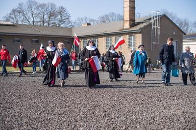 Ravensbr?ck 70 Jahrestag Befreiung Frauen Konzentrationslager Mehrere hundert Menschen kamen zur Fe-stock-foto