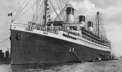 Feature / Symbol: NS-Luxusdampfer Cap Arcona 09/21 teu Der NS-Schnelldampfer Cap Arcona ca. 1935 im Hafen von Hamburg St-stock-foto