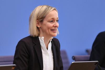 Berlin, Deutschland, 10.04.2025: Bundespressekonferenz: Vorstellung des 33. T?tigkeitsberichts f?r den Datenschutz und d-stock-foto