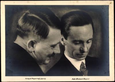 Adolph Hitler neben Joseph Goebbels lachend AUFNAHMEDATUM GESCH?TZT-stock-foto
