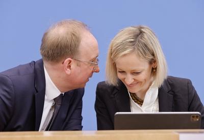 Andreas Hartl, Leitender Beamter und Stellvertreter der Bundesbeauftragten, Prof. Dr. Louisa Specht-Riemenschneider, Bun-stock-foto