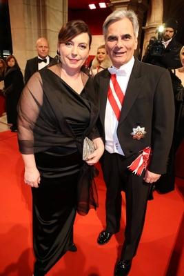 04.02.2016, Wiener Staatsoper, WIENER OPERNBALL, am Ball der B?lle im Bild: Bundeskanzler Werner Faymann -mit Gattin Ma-stock-foto