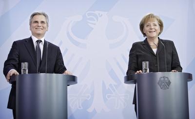 Angela MERKEL CDU Bundeskanzlerin und CDU Vorsitzende und Werner FAYMANN ? Bundeskanzlers der-stock-foto