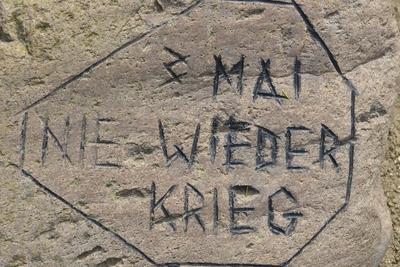 Bildnummer: 57969785  Datum: 29.04.2012  Copyright: imago/NiehoffStein mit der Aufschrift 3.Mai nie wieder Krieg Ehrenfriedhof Cap Arcona in Neustadt/Holstein, Schleswig Holstein, Deutschland xcb x0x 2012 quer 2. Weltkrieg Ehrenfriedhof Friedhof Friedh?fe Glaube Glauben Religion Grabstein Nie wieder Krieg Ruhest?tte Tod Sterben Tote  57969785 Date 29 04 2012 Copyright Imago Niehoff Stone with the Inscription 3 May never again War Honorary cemetery Cap Arcona in Neustadt Holstein Schleswig Holstein Germany  x0x 2012 horizontal 2 World War II Honorary cemetery Cemetery Cemeteries Faith Believe Religion Grave stone never again War Resting place Death Die Deaths-stock-foto