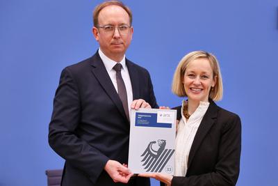 Berlin, Deutschland, 10.04.2025: Bundespressekonferenz: Vorstellung des 33. T?tigkeitsberichts f?r den Datenschutz und d-stock-foto