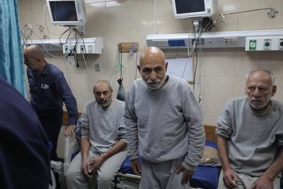 Palestinian prisoners released by the Israeli army are taken to Al-Aqsa Martyrs Hospital-stock-foto