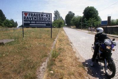 Bildnummer: 60735652  Datum: 07.07.1992  Copyright: imago/Detlev KonnerthGedenkst?tte Frauen-Konzentrationslager Ravensbr?ck Gesellschaft GER xKH yjh 1992 quer KZ Schild 60735652 Date 07 07 1992 Copyright Imago Detlev  Memorial Women Concentration camps Ravensbr?ck Society ger   1992 horizontal KZ Shield-stock-foto