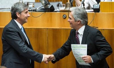 Bildnummer: 59817016  Datum: 12.06.2013  Copyright: imago/Eibner12.06.2013, Parlament, Wien, AUT, Parlament, 206. Nationalratssitzung, Sitzung des Nationalrates, Bundeskanzler und Vizekanzler zur Hochwassersituation in Oesterreich. im Bild Vizekanzler und Bundesminister fuer europaeische und internationale Angelegenheiten Dr. Michael Spindelegger OeVP und Bundeskanzler Werner Faymann SPOe // Vice chancellor and Minister of Foreign Affairs Michael Spindelegger OeVP and Federal Chancellor Werner Faymann SPOe during the 206th meeting of the national assembly of austria, austrian parliament, Vienna, Austria on 2013/06/12, People Politik AUT xsp x0x 2013 quer Austira Bundesregierung Hochwassersituation Nationalrat Nationalratssitzung Oesterreich Parlament Partei Parteien Politics Politik Sitzung Vienna Wien  59817016 Date 12 06 2013 Copyright Imago Eibner 12 06 2013 Parliament Vienna AUT Parliament 206 National Council meeting Meeting the National Council Federal Chancellor and Vice-Chancellor to Flood situation in Austria in Picture Vice-Chancellor and Federal Minister for european and International Affairs Dr Michael Spindle Egger OEVP and Federal Chancellor Werner Faymann SP? Vice Chancellor and Ministers of Foreign Affairs Michael Spindle Egger OEVP and Federal Chancellor Werner Faymann SP? during The  Meeting of The National Assembly of Austria Austrian Parliament Vienna Austria ON 2013 06 12 Celebrities politics AUT xsp x0x 2013 horizontal  Federal government Flood situation National Council National Council meeting Austria Parliament Party Parties POLITICS politics Meeting Vienna Vienna-stock-photo