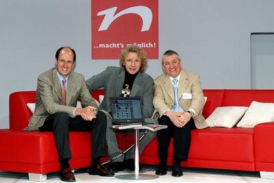 Bildnummer: 50729710  Datum: 06.04.2005  Copyright: imago/StrussfotoModerator Thomas Gottschalk (Mitte/GER), Arwed Fischer (li., GER/Vorstand KarstadtQuelle AG/Vorstandsvorsitzender Neckermann Versand AG) und Gebhard Stammler (re., GER/Vorstand Vertrieb und Marketing Neckermann Versand AG) anl?sslich eines Pressetermins f?r Neckermann Mode in Hamburg, Personen , optimistisch; 2005, Hamburg, TV, Fernsehen, Moderatoren, Fernsehmoderator, Fernsehmoderatoren, Katalog, Kataloge, Promotion, Promotionveranstaltung, Versandhaus, Versandh?user, Vorstand , Manager,; , quer, Kbdig, Gruppenbild, Logo, Logos, Deutschland, Randbild, People / Pressetermin, Wirtschaft, Einzelhandel, Unternehmensf?hrung-stock-foto