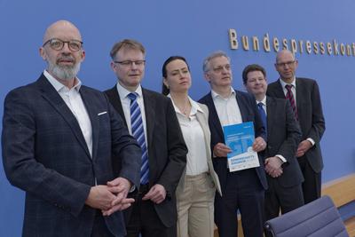 Diagnose Wirtschaftsforschung Fr?hjahr 2025-stock-foto