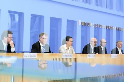 Oliver Holtem?ller, Stefan Kooths, Geraldine Dany-Knedlik, Timo Wollmersh?user, Klaus Weyerstra?, Torsten Schmidt-stock-foto