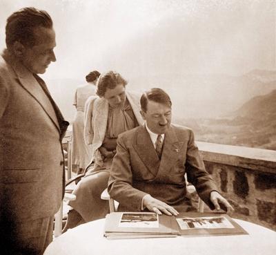 Eva Braun Photo Album Heinrich Hoffmann (1885 - 1957), Eva Anna Paula Braun (1912 - 1945) and Adolf Hitler (1889 - 1945)-stock-foto