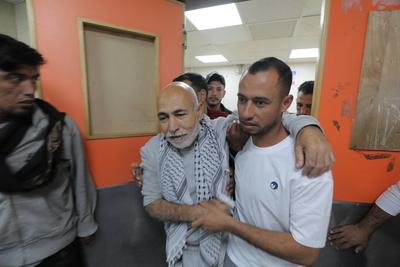 Palestinian prisoners released by the Israeli army are taken to Al-Aqsa Martyrs Hospital-stock-foto