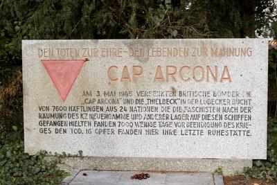 Bildnummer: 50945960  Datum: 03.10.2005  Copyright: imago/ecomedia/robert fishmanGedenkstein f?r die Opfer des britischen Luftangriffs auf die Cap Arcona 1945 - Friedhof in Kl?tz, Objekte; 2005, Kl?tz, Sehensw?rdigkeit, Gedenkst?tte, Gedenkst?tten, Gedenken, Gedenktafel, Gedenktafeln, Ehrenmal, Ehrenmale, Kriegsdenkmal, Mahnmal, Mahnmale, Friedhof, Friedh?fe, Grab, Gr?ber, Grabst?tte, Grabst?tten, Thielbeck; , quer, Kbdig, Einzelbild, Denkm?ler, Deutschland,  , Reisen, Mecklenburg Vorpommern, EuropaBildnummer 50945960 Date 03 10 2005 Copyright Imago EcoMedia Robert Fishman Memorial stone for the Victims the British Air attack on the Cap Arcona 1945 Cemetery in Kl?tz Objects 2005 Kl?tz Landmark Memorial Memorials Remembrance Plaque Plaques Memorial Honorary times War Memorial Memorial Memorials Cemetery Cemeteries Grave Graves Grave site Grave sites Thiel Beck horizontal Kbdig Single Monuments Germany Travel Mecklenburg Western Pomerania Europe-stock-foto