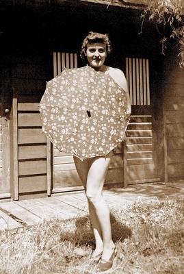 Eva Braun Photo Album Eva Anna Paula Braun (1912 - 1945) is posing with an umbrella. Eva Braun was occasionally seen sun-stock-foto