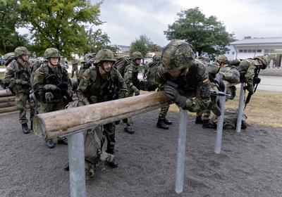 DEU , DEUTSCHLAND : Grundausbildung beim Luftwaffenausbildungsbataillon der Bundeswehr in Germersheim : Soldaten auf der-stock-photo