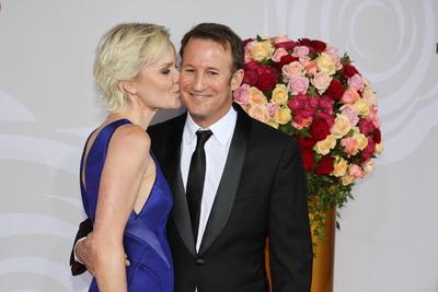 121/ Dr. Barbara Sturm mit Ehemann Adam Waldman auf dem roten Teppich zum Bertelsmann Rosenball 2016, 30.04.2016, Hotel-stock-photo