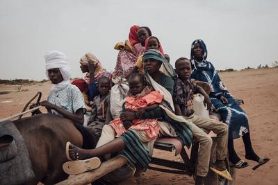  Sudanese refugees in Chad - 23/06/2024 - chad / ? Adre ? - Families with small children pay a few CFA francs to cross-stock-foto