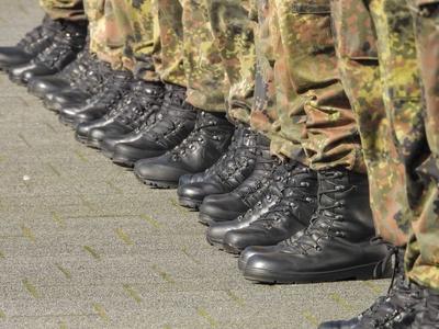 HAMBURG-HEIMATSCHUTZKOMPANIE-08.03.24 Soldaten nun in Reih und Glied mit Kampfstiefel Die zweite Heimatschutzkompanie der Bundeswehr f?r Hamburg wurde heute feierlich in Dienst genommen Hamburg - Osdorf Aufgrund des gro?en Engagements von freiwilligen Reservisten stellt das Landeskommando Hamburg am 8. M?rz 2024 eine zweite Heimatschutzkompanie f?r Hamburg auf. In der Reichspr?sident-Ebert-Kaserne, mit einem milit?rischen Zeremoniell wurde die 2. Heimatschutzkompanie Hamburg Uebernommen Neue Kompaniechefin wird Kapit?nleutnant Andrea von Harten, eine Hamburgerin, die sich nach ihrem Ausscheiden aus dem aktiven Dienst 2020 erfolgreich in der Immobilienbranche selbstst?ndig machte. Von den insgesamt rund 120 Dienstposten sind bislang bereits-stock-foto