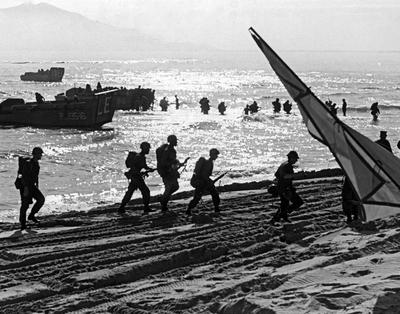 Vietnam: First US Marines wading ashore near Da Nang Air Base, South Vietnam, 1965. The Second Indochina War, known in A-stock-photo