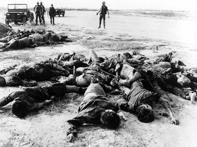 Vietnam: Bodies of dead NLF (Viet Cong) guerrillas lying piled up at Tan Son Nhat Airport, Saigon, February 1968 The Tet-stock-foto