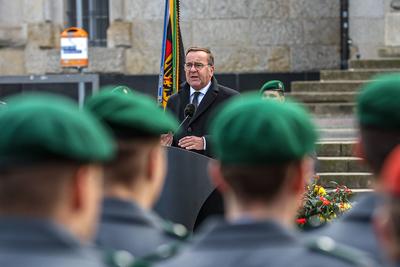 Feierliches Gel?bnis f?r Rekruten der Bundeswehr vor dem Rathaus Ansprachen an die Soldaten: Boris Pistorius (SPD), Bund-stock-photo