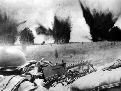 Vietnam: U.S. Air Force bombs create a curtain of flying shrapnel and debris barely 200 feet beyond the perimeter of Khe-stock-foto
