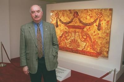 Bildnummer: 56908511  Datum: 15.02.2001  Copyright: imago/teutopressProf Dr. Ivan Sautow (Direktor des Staatlichen Museums in Zarskoje Selo, Russland) vor einem Exponat 02/01 thg Mann Direktion F?hrung Leitung Staatliches Museum staatlich grauhaarig kurzhaarig Halbglatze Schn?uzer seri?s Jackett Hemd Krawatte stehend Museum Ausstellung Saal dunkel vor einem Ausstellungsst?ck Ausstellungs-St?ck halb quer nachdenklich l?chelnd eine Hand in der Hosentasche Fototermin Bernsteinzimmer-Ausstellung am 15.02.2001 in Dortmund PK Pressekonferenz Sautov Farbnegativ x0x People xng 2001 quer  56908511 Date 15 02 2001 Copyright Imago  Prof Dr Ivan  Director the State Museum in Tsarskoye Selo Russia before a Exhibit 02 01 THG Man Directorate Leadership Line State Museum state grauhaarig short Halbglatze Schn?uzer seriously Jacket Shirt Tie standing Museum Exhibition Room dark before a Exhibit Exhibition Piece half horizontal contemplative smiling a Hand in the Trouser pocket Photo call Amber Room Exhibition at 15 02 2001 in Dortmund press conference Press conference  Color negative x0x Celebrities xng 2001 horizontal-stock-foto