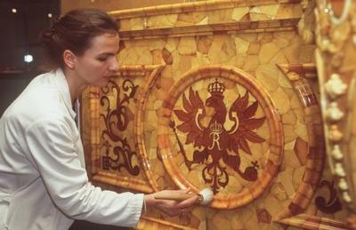 Bildnummer: 56908217  Datum: 15.02.2001  Copyright: imago/teutopressRestauratorin arbeitend an einem Exponat der Ausstellung Mythos Bernsteinzimmer in Dortmund) 02/01 thg Ausstellung ausstellen ausgestellt Exponat Ausstellungsst?ck St?ck Bernsteinzimmer Bernstein-Zimmer Museum Kulturgeschichte Geschichte Kunst Kultur Kulturgut Wandbild Wand Bild Paneel Paneele Ornament verziert ornamental k?niglicher Vogel Adler k?niglich K?nig Krone Frau Restauratorin Restaurator Restauration Restaurierung restaurieren wiederherstellen Wiederherstellung Ausbesserung ausbessern bessern Pflege pflegen sch?tzen Schutz Erhalt erhalten Zustand halb quer arbeitend Arbeitskleidung Kittel weiss Fototermin Bernsteinzimmer-Ausstellung am 15.02.2001 in Dortmund x0x xkg 2001 quer  56908217 Date 15 02 2001 Copyright Imago  Restorer working to a Exhibit the Exhibition Myth Amber Room in Dortmund 02 01 THG Exhibition exhibit issued Exhibit Exhibit Piece Amber Room Bernstein Room Museum Cultural history History Art Culture Heritage Mural Wall Picture Panel Panels Ornament decorated ornamental royal Vogel Adler royalty King Crown Woman Restorer Restorer Restoration Restoration Restoration Restore Recovery Mending ausbessern improve Care maintain protect Protection Preservation get Condition half horizontal working Work clothes Kittel white Photo call Amber Room Exhibition at 15 02 2001 in Dortmund x0x xkg 2001 horizontal-stock-foto