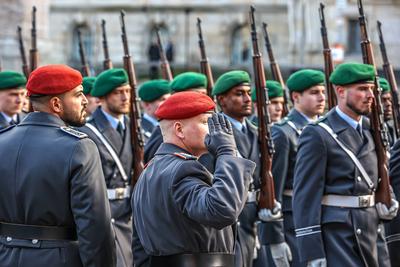Feierliches Gel?bnis f?r Rekruten der Bundeswehr vor dem Rathaus Das Wachbataillon beim Bundesministerium der Verteidigu-stock-foto