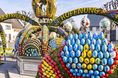 Rund 13.000 handbemalte Eier z?hlt der Osterbrunnen in Schechingen im Ostalbkreis. Damit z?hlt er zu den gr??ten und sch-stock-foto
