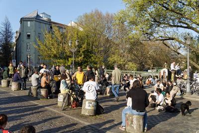 Junge Leute sitzen in Gruppen an der Admiralsbr?cke in Kreuzberg, Berlin-stock-foto