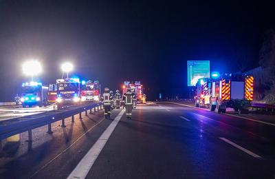 LKW Brand auf A72: Explosion von Gasflasche erschwerte L?scharbeiten ? Stundenlange Sperrung der A72, in beiden Fahrtrichtungen-stock-foto