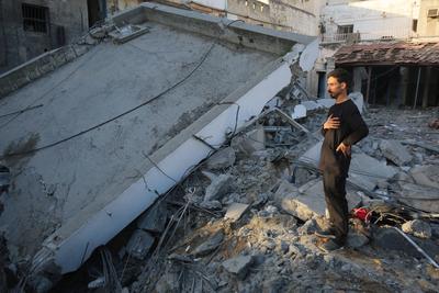 People check the destruction in the aftermath of an Israeli strike on the Al-Ahli hospital, also known as the Baptist or Ahli Arab hospital-stock-foto