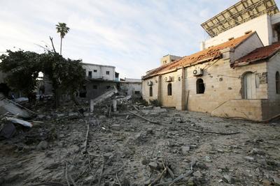 People check the destruction in the aftermath of an Israeli strike on the Al-Ahli hospital, also known as the Baptist or Ahli Arab hospital-stock-foto