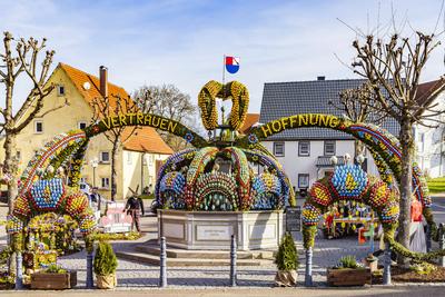 Rund 13.000 handbemalte Eier z?hlt der Osterbrunnen in Schechingen im Ostalbkreis. Damit z?hlt er zu den gr??ten und sch-stock-foto