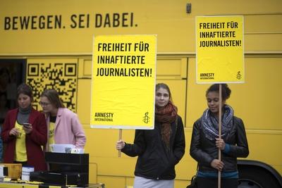 International Press Freedom Day - Free Deniz Yucel Deutschland, Germany, Berlin, 03.05.2017 Demonstranten von Amnesty In-stock-foto