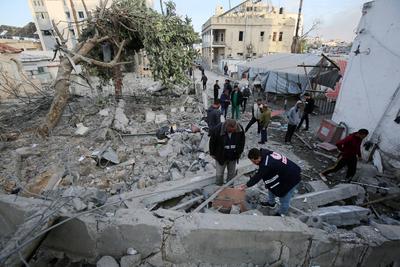 People check the destruction in the aftermath of an Israeli strike on the Al-Ahli hospital, also known as the Baptist or Ahli Arab hospital-stock-foto