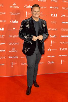 Guido Maria Kretschmer Modedesigner zu Gast auf dem roten Teppich beim den 28.SPA Awards im Hotel Steigenberger auf dem Petersberg in Koenigswinter bei Bonn am 12.04.2025 NRW Deutschland *** Guido Maria Kretschmer fashion designer as a guest on the red carpet at the 28 SPA Awards at the Hotel Steigenberger on the Petersberg in Koenigswinter near Bonn on 12 04 2025 NRW Germany-stock-foto