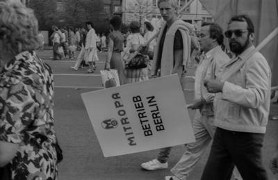 Erster Mai 1987 DDR, Berlin, 01.05.1987, 1. Mai Kundgebung 1987 auf der Karl-Marx-Allee, Plakat: Mitropa Betrieb Berlin,-stock-foto