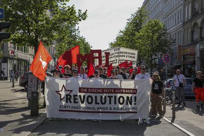 01.05.2024, Revolution?re 1. Mai Demo, Hamburg: Im Rahmen einer revolution?ren 1. Mai Demo unter dem Motto Krieg, Krise,-stock-photo