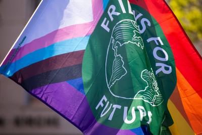 Mannheim: Klimastreik von Fridays for Future***Nahaufnahme einer Flagge von Fridays for Future *** Mannheim climate stri-stock-photo