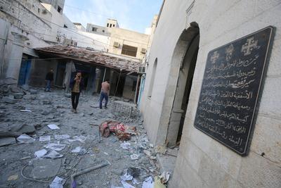 People check the destruction in the aftermath of an Israeli strike on the Al-Ahli hospital, also known as the Baptist or Ahli Arab hospital-stock-foto