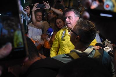 Former President Bolsonaro leaves Rio Grande Hospital in Natal.-stock-foto