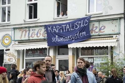 Menschen beim MyFest in Berlin am 1. Mai 2017. 1. Mai in Berlin *** People at MyFest in Berlin on May 1, 2017 May 1 in-stock-photo